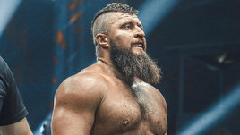 «Его икона — деньги». Тренер обвинил звезду поп-ММА в сдаче боя и ударил, а тот пожаловался в полицию