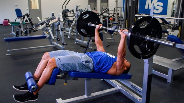 Жим лежа на наклонной скамье. Жим лежа на наклонной скамье.