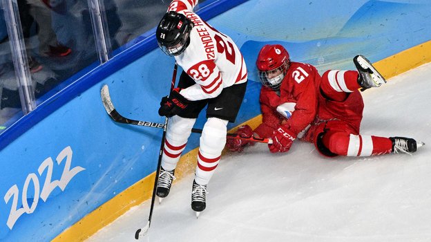 7 февраля. Пекин. Канада — Россия — 6:1. Мика Занди-Харт (слева) и Полина Болгарева. Фото AFP 7 февраля. Пекин. Канада — Россия — 6:1. Мика Занди-Харт (слева) и Полина Болгарева. Фото AFP