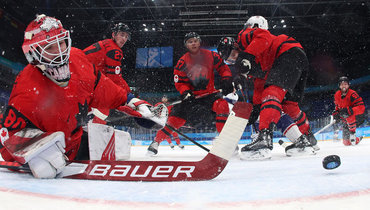 Эдди Паскуале защищает ворота сборной Канады.