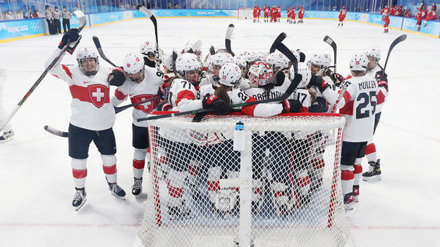 Швейцарские хоккеистки празднуют победу. Фото Getty Images Швейцарские хоккеистки празднуют победу. Фото Getty Images