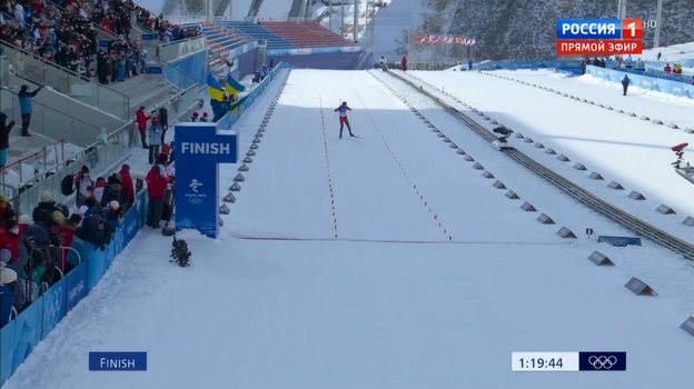 Украинские спортсмены размахивали флагами во время финиша мужской биатлонной эстафеты. Фото Скриншот эфира канала «Россия 1» Украинские спортсмены размахивали флагами во время финиша мужской биатлонной эстафеты. Фото Скриншот эфира канала «Россия 1»