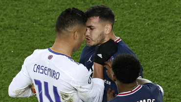 Казимиру хватает за горло Леандро Паредеса.