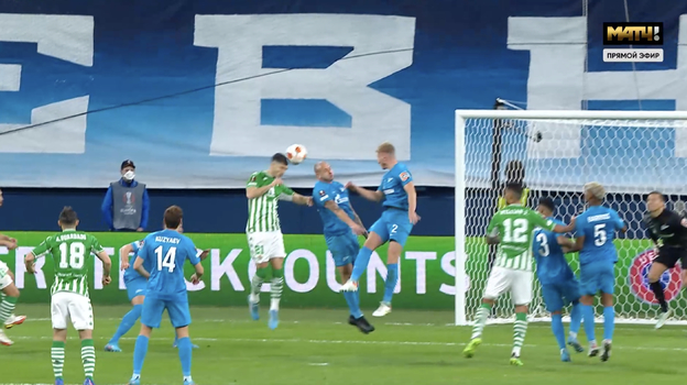 «Зенит» — «Бетис». Ярослав Ракицкий в борьбе за мяч. «Зенит» — «Бетис». Ярослав Ракицкий в борьбе за мяч.