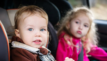 Дети в машине.