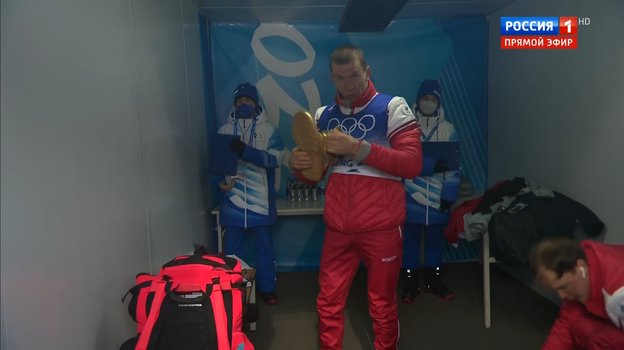 Александр Большунов переобулся в золотые ботинки после победы в масс-старте на Олимпиаде в Пекине. Фото Скриншот эфира канала «Россия 1» Александр Большунов переобулся в золотые ботинки после победы в масс-старте на Олимпиаде в Пекине. Фото Скриншот эфира канала «Россия 1»