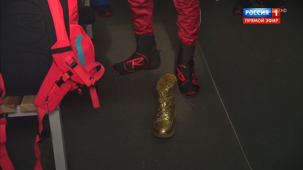 Александр Большунов переобулся в золотые ботинки после победы в масс-старте на Олимпиаде в Пекине. Фото Скриншот эфира канала «Россия 1» Александр Большунов переобулся в золотые ботинки после победы в масс-старте на Олимпиаде в Пекине. Фото Скриншот эфира канала «Россия 1»