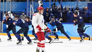 20 февраля. Пекин. Финляндия — Россия — 2:1. Вадим Шипачев (87-й номер) на фоне радостных финнов.