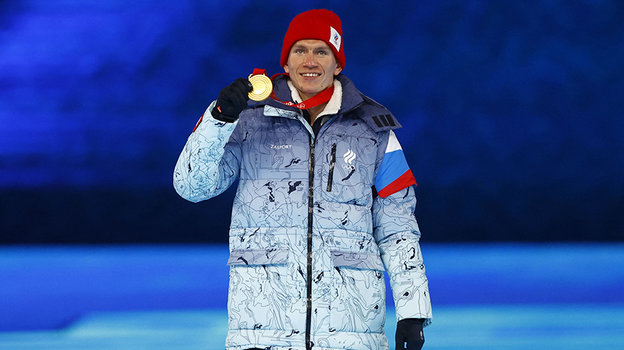 Александр Большунов получил золотую медаль за марафон прямо на стадионе. Фото Getty Images Александр Большунов получил золотую медаль за марафон прямо на стадионе. Фото Getty Images