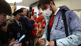 «Спасибо, родные». Хоккейная сборная и Большунов, Трусова и Щербакова — наши олимпийцы вернулись в Москву