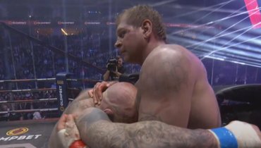 Джефф Монсон против Александра Емельяненко .