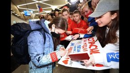 Фанаты встречают Трусову и Щербакову, интервью Кондратюка и Степановой / Букина: Москва после Олимпиады