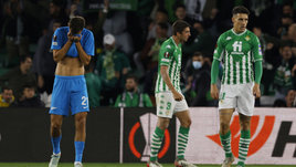 «Зенит» чуть не спас матч с «Бетисом»! Чистяков забил на 90-й — гол отменили после подсказки ВАР и нелепого фола Ерохина