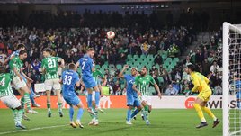 «ВАР вытащил нас в 1/8 финала Лиги Европы». Что думают испанцы о матче «Зенита» и «Бетиса»