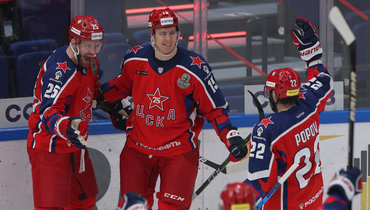 Игроки ЦСКА празднуют заброшенную шайбу.