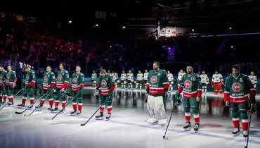 Хоккеисты «Ак Барса» и «Авангарда».