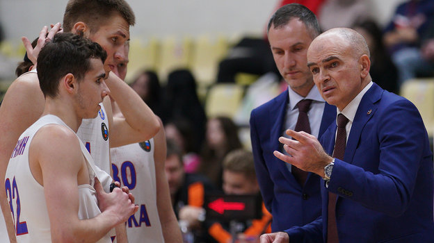 Главный тренер ЦСКА-2 Предраг Бадняревич с игроками. Фото БК ЦСКА Главный тренер ЦСКА-2 Предраг Бадняревич с игроками. Фото БК ЦСКА