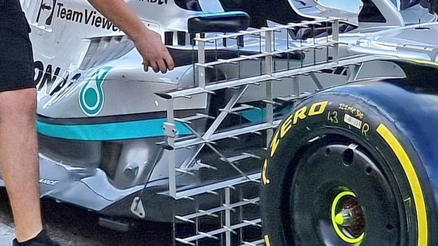 Болид «Мерседеса» на тестах в Бахрейне. Фото Twitter журналиста Альберта Фабреги Болид «Мерседеса» на тестах в Бахрейне. Фото Twitter журналиста Альберта Фабреги