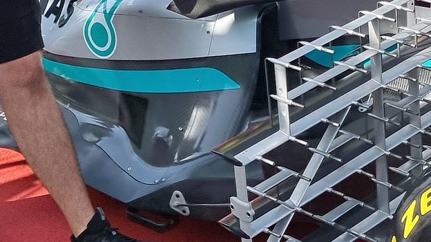 Болид «Мерседеса» на тестах в Бахрейне. Фото Twitter журналиста Альберта Фабреги Болид «Мерседеса» на тестах в Бахрейне. Фото Twitter журналиста Альберта Фабреги