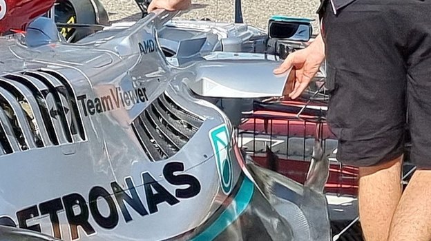 Болид «Мерседеса» на тестах в Бахрейне. Фото Twitter журналиста Альберта Фабреги Болид «Мерседеса» на тестах в Бахрейне. Фото Twitter журналиста Альберта Фабреги