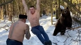 «Думали, будет кувыркаться, а он как начал качать!» Вирусное видео с Кокляевым и медведем: как оно появилось