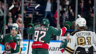 Форвард Дмитрий Кателевский празднует первый гол за «Ак Барс».