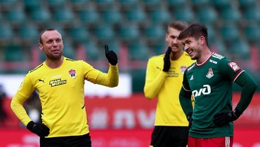 «Химки» Дениса Глушакова (слева) занимают последнее место в чемпионате России.