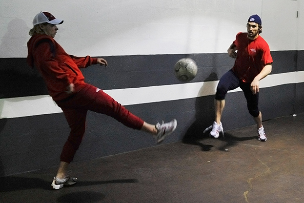 Александр Овечкин раминается с Никласом Бекстремом. Фото Getty Images Александр Овечкин раминается с Никласом Бекстремом. Фото Getty Images