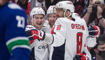 Российские хоккеисты «Вашингтона»: Дмитрий Орлов (слева), Евгений Кузнецов и Александр Овечкин.