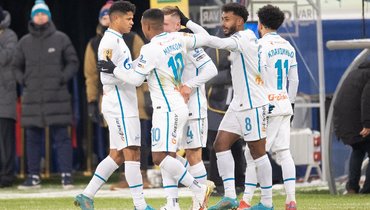 13 марта. Самара. Футболисты «Зенита» празднуют гол в ворота «Крыльев Советов».