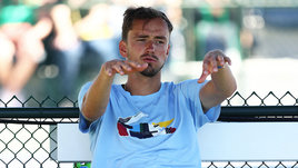 «Когда вы против меня, я буду побеждать». Медведев показал американцам средний палец и был жестко освистан