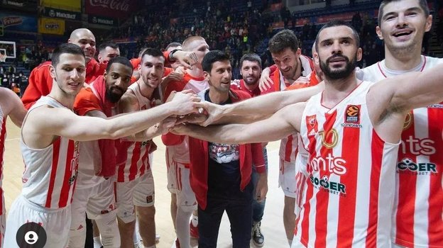 Новак Джокович (в центре) на матче «Црвены Звезды». Новак Джокович (в центре) на матче «Црвены Звезды».