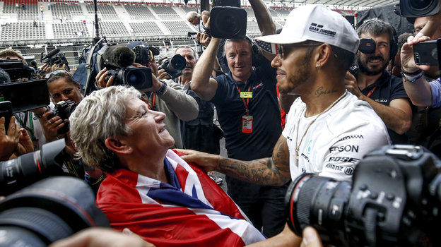 Льюис Хэмилтон с мамой. Фото Global Look Press Льюис Хэмилтон с мамой. Фото Global Look Press