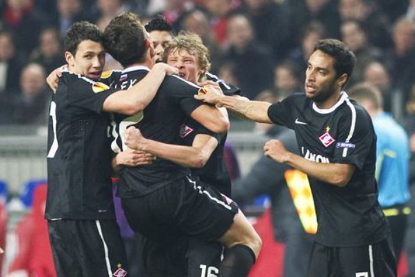 10 марта 2011 года. Амстердам. «Аякс» — «Спартак» — 0:1. Москвичи празднуют победный гол Алекса. Фото photo.khl.ru 10 марта 2011 года. Амстердам. «Аякс» — «Спартак» — 0:1. Москвичи празднуют победный гол Алекса. Фото photo.khl.ru