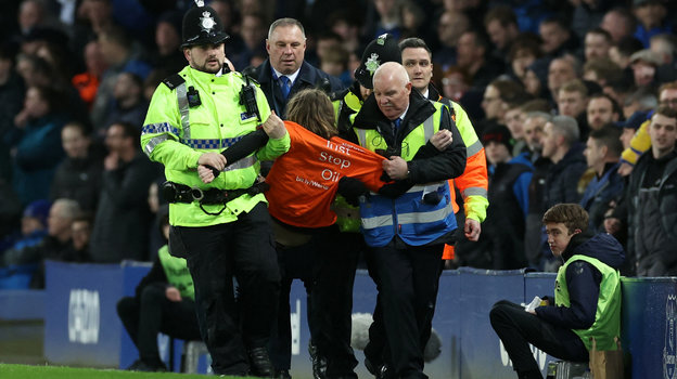 18 марта. Ливерпуль. «Эвертон» — «Ньюкасл». Полиция уводит болельщика. Фото Reuters 18 марта. Ливерпуль. «Эвертон» — «Ньюкасл». Полиция уводит болельщика. Фото Reuters