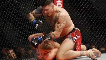 Том Аспиналл (сверху) и Александр Волков.