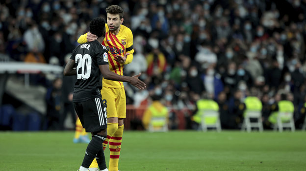 20 марта. Мадрид. «Реал» — «Барселона» — 0:4. Винисиус и Пике выясняют отношения. Фото Global Look Press 20 марта. Мадрид. «Реал» — «Барселона» — 0:4. Винисиус и Пике выясняют отношения. Фото Global Look Press