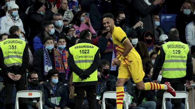 20 марта. Мадрид. «Реал» — «Барселона» — 0:4. Пьер-Эмерик Обамеянг празднует забитый мяч. Фото Global Look Press 20 марта. Мадрид. «Реал» — «Барселона» — 0:4. Пьер-Эмерик Обамеянг празднует забитый мяч. Фото Global Look Press