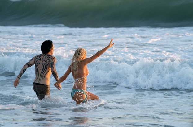 Кадр из сериала «Пэм и Томми». Кадр из сериала «Пэм и Томми».