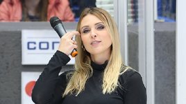 Матч КХЛ впервые комментировала девушка. Получилось неплохо, но в интернете — шквал негатива
