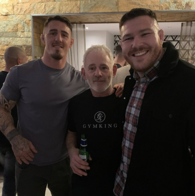 Том Аспиналл с Энди Аспиналлом и бойцом ММА Майклом Паркином. Том Аспиналл с Энди Аспиналлом и бойцом ММА Майклом Паркином.