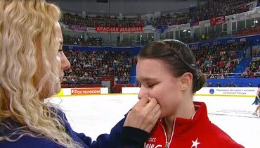 Кадр дня: Тутберидзе помогла Щербаковой устранить носовое кровотечение