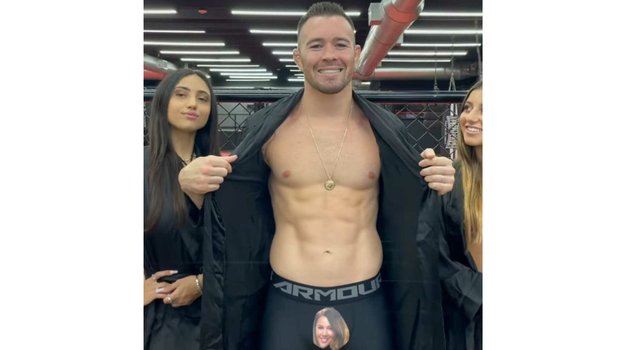 Колби с наклеенной фотографией жены Порье, Джоли, на своих трусах. Колби с наклеенной фотографией жены Порье, Джоли, на своих трусах.