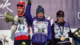 «Устюгов хотел поболтать на дистанции, но я не смогла — боролась за победу». Чекалева — о двойном успехе в Мурманске