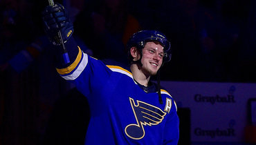 Владимир Тарасенко приветствует болельщиков после матча «Сент-Луис» — «Ванкувер» (4:1), в котором он был признан первой звездой.