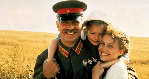 Кадр из фильма «Утомленные солнцем». Кадр из фильма «Утомленные солнцем».