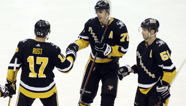 Евгений Малкин (в центре).