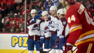 30 марта. «Калгари» — «Колорадо» — 1:2. Валерий Ничушкин (в центре) празднует заброшенную шайбу.