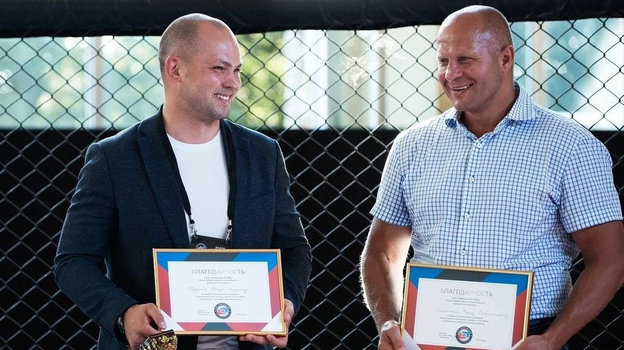 Радмир Габдуллин и Федор Емельяненко. Фото пресс-служба Союза ММА России Радмир Габдуллин и Федор Емельяненко. Фото пресс-служба Союза ММА России