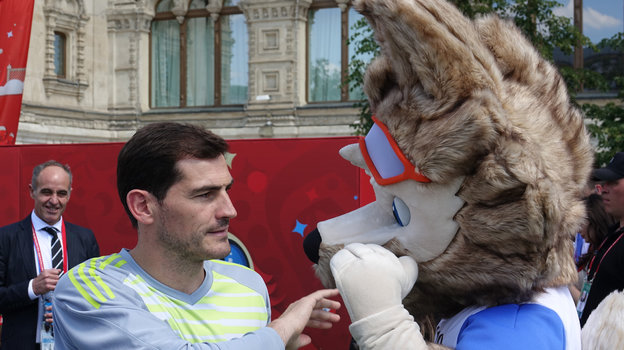 Экс-голкипер сборной Испании Икер Касильяс и талисман ЧМ-2018 Забивака. Фото Global Look Press Экс-голкипер сборной Испании Икер Касильяс и талисман ЧМ-2018 Забивака. Фото Global Look Press